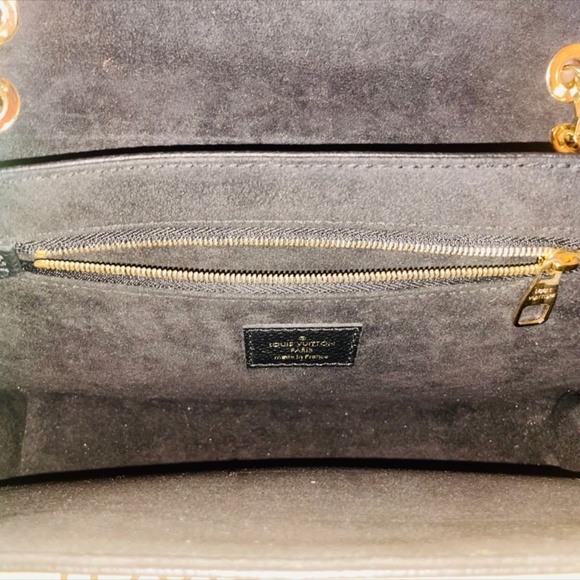 Louis Vuitton - Picture 8 of 10